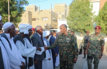 رئيس مجلس السيادة يقدم واجب العزاء في وفاة رئيس الوزراء الأسبق