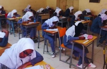 طلاب يؤدون امتحانات