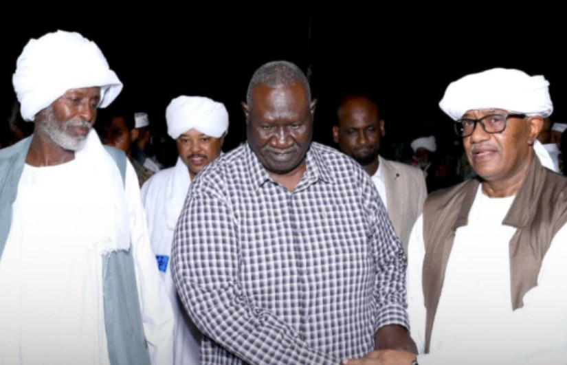 نائب رئيس مجلس السيادة يقدم واجب العزاء فى الفقيد محمد طاهر إيلا