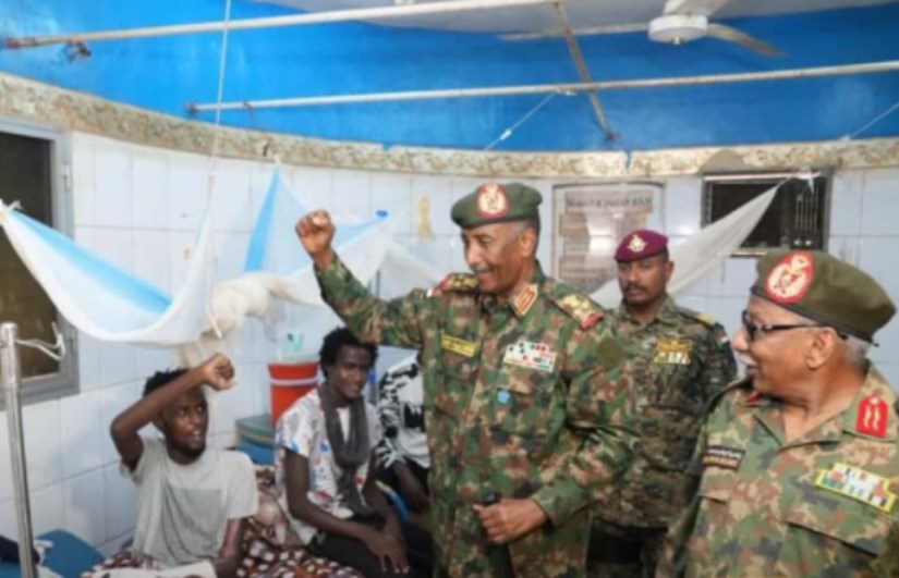 البرهان يتفقد جرحى ومصابي العمليات بمستشفى السلاح الطبي بأم درمان