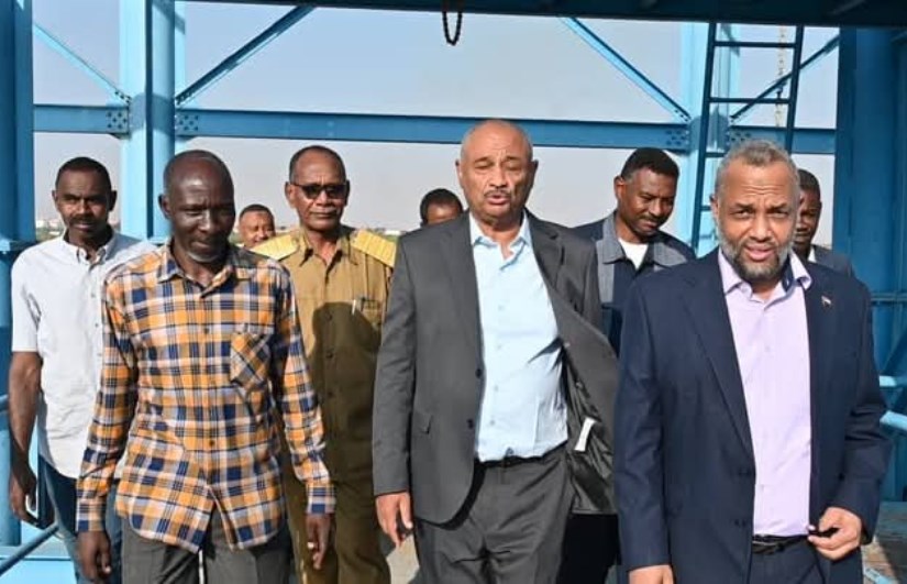 وزير الصحة  خلال جولة ميدانية تفقدية لعدد من محطات المياه بمحلية الخرطوم