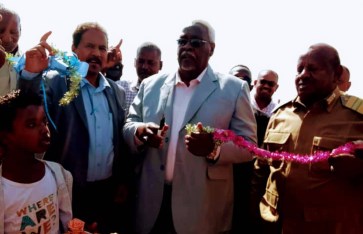 والي نهر النيل يفتتح مجموعة من المصانع