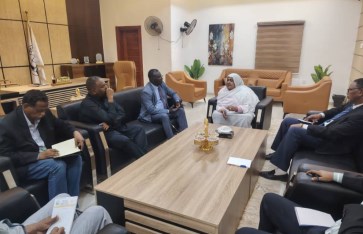 وزيرة الصناعة خلال لقاء مع والي النيل الأنيض