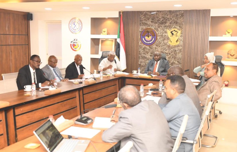 وزير المعادن يدشن الاجتماع الأول للجنة العليا للخطة الاستراتيجية لوزارة المعادن