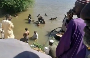 وفاة شقيقتين وعمتهن غرقًا إثر سقوط دفار بقرية مديني