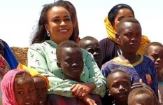 الكاتبة الصحفية رشان أوشي في دارفور مارس 2022 - معسكر أبو شوك