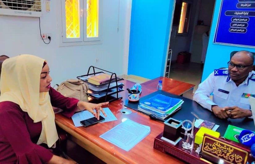 محررة أون سودان خلال حوارها مع مدير مرور ولاية الخرطوم
