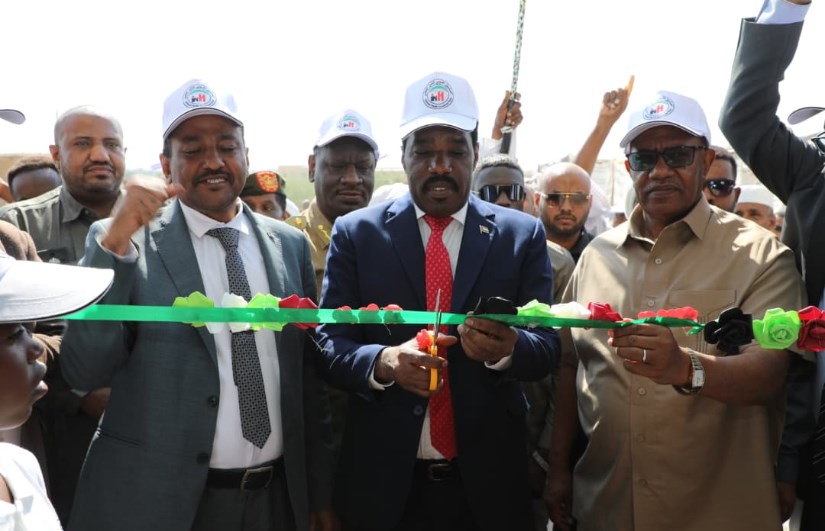 والي البحر الأحمر ووزير الموارد البشرية يفتتحان مركز درديب الصحي النموذجي