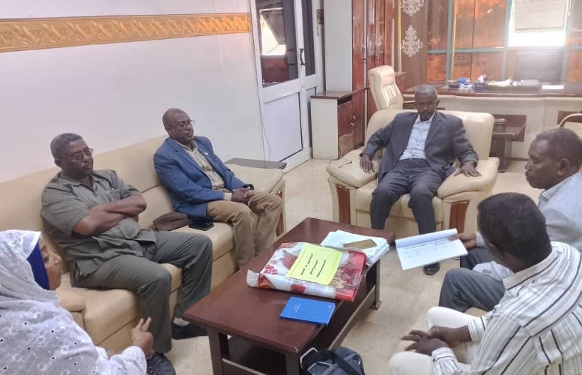 مدير عام التعليم بولاية الخرطوم يتسلم نتيجة الشهادة المتوسطة للامتحان البديل