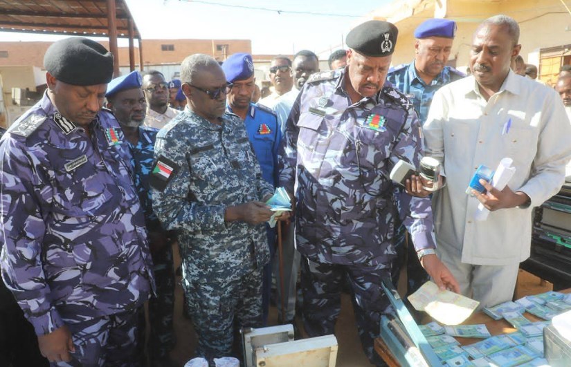 مدير عام الشرطة ووالي الخرطوم ومدير شرطة الولاية يطلعون على ضبطيات المباحث بشرق النيل