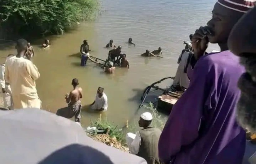 وفاة شقيقتين وعمتهن غرقًا إثر سقوط دفار بقرية مديني