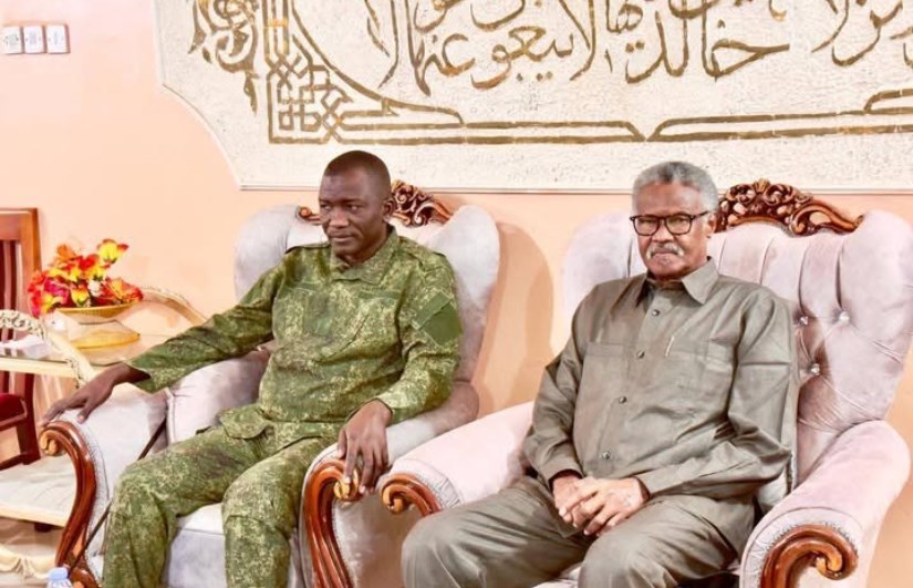 والي القضارف يستقبل قائد وسط دارفور ويشيد بدعم القوات المسلحةر وذلك بحضور أعضاء لجنة امن الولاية.