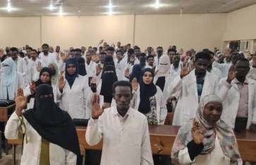 236 ممارساً يؤدون القسم الصحي بالقضارف والوزارة تعلن 2026 عاماً للتوظيف