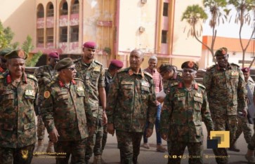 الفريق عبد الفتاح البرهان يتفقد السلاح الطبي 