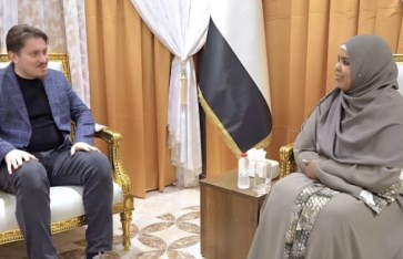 الدكتورة نوارة أبو محمد محمد طاهر مع وفد هيئة الإغاثة الإنسانية التركية