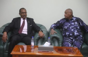 وزير الداخلية مع البروفيسور أحمد آدم