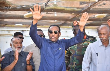   إدريس خلال مخاطبته جمعًا من المعلمين والشباب والطلاب