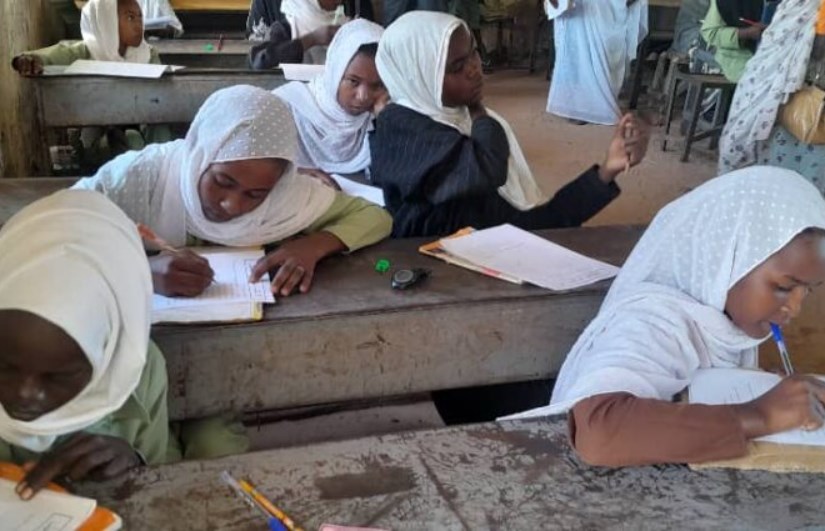 طالبات داخل فصل دراسي - أرشيفية