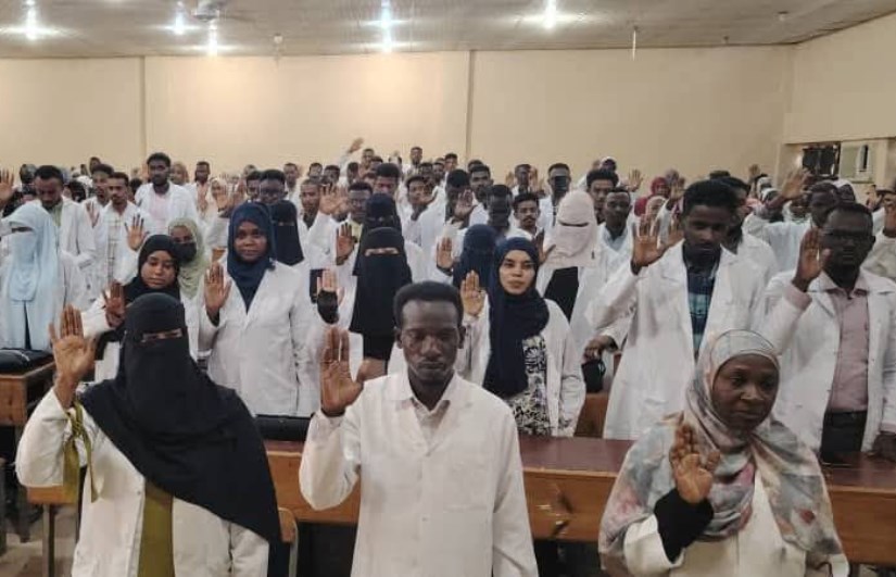 236 ممارساً يؤدون القسم الصحي بالقضارف والوزارة تعلن 2026 عاماً للتوظيف