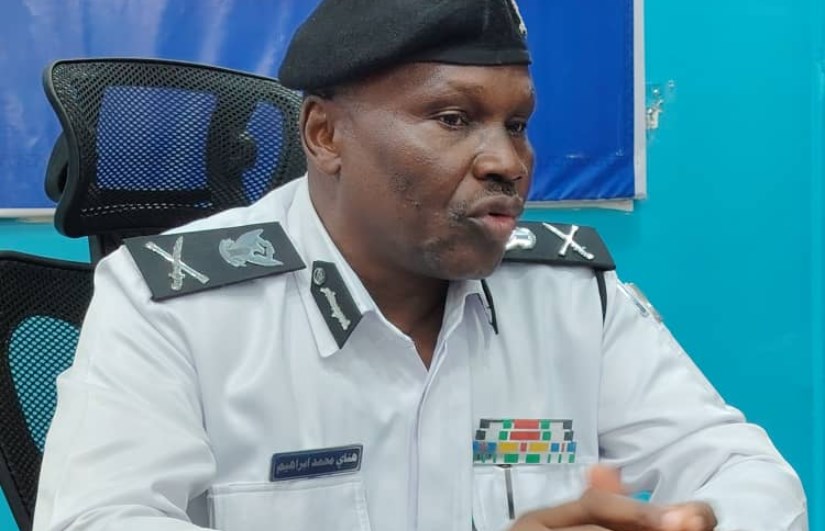 مدير شرطة مرور الخرطوم مع محررة أون سودان 