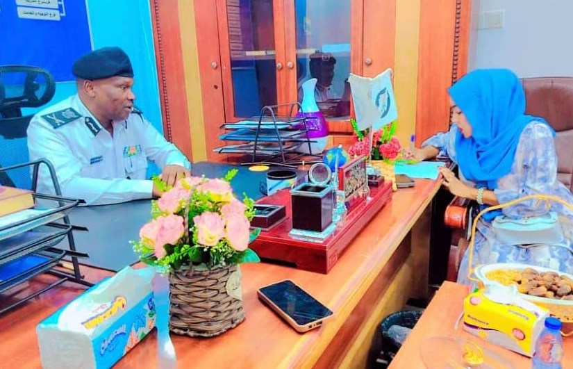 مدير شرطة مرور الخرطوم مع محررة أون سودان 