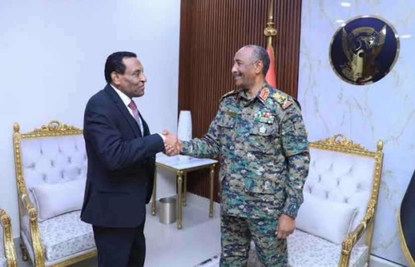 البرهان يلتقي كامل إدريس في في الخرطوم