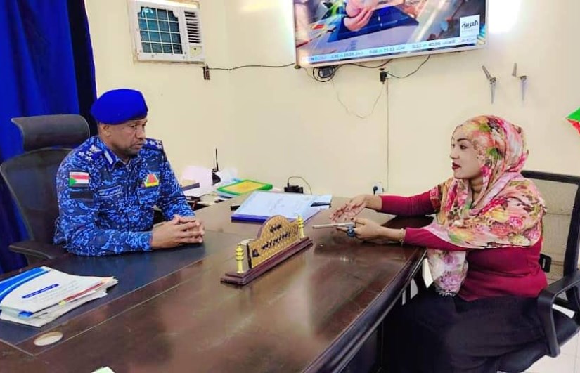 مدير شرطة محلية شرق النيل مع محررة أون سودان