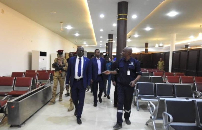 وزير البنى التحتية والنقل يتفقد أعمال الصيانة بمطار الخرطوم