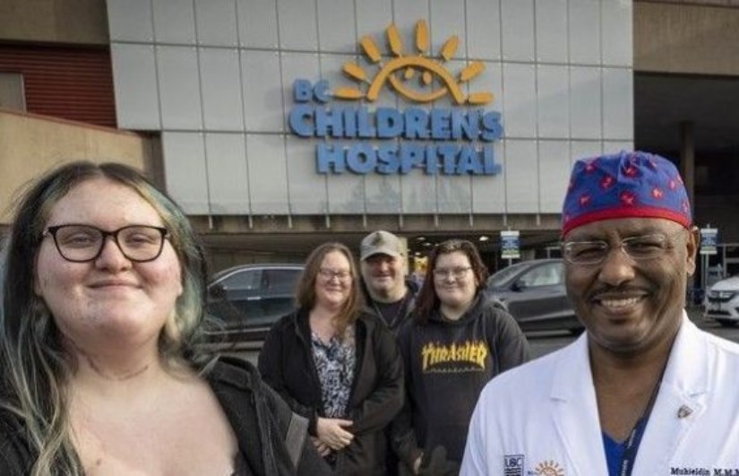 البروفيسور السوداني مع الناجية الوحيدة من إنفلونزا الطيور