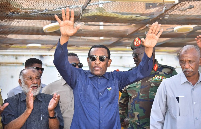   إدريس خلال مخاطبته جمعًا من المعلمين والشباب والطلاب