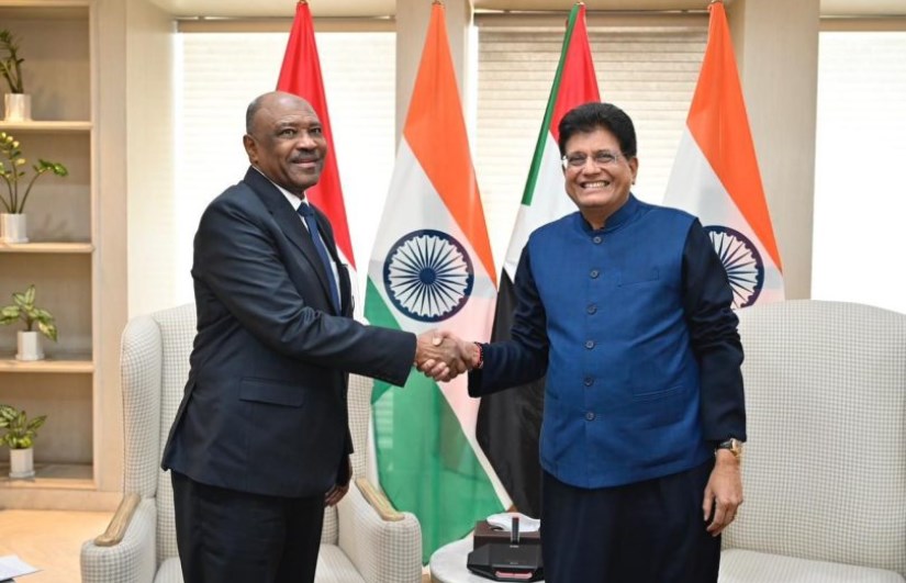 وزير الخارجية والتعاون الدولي مع وزير التجارة والصناعة الهندي 