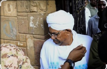 بعد تدهور حالته الصحية رويترز: نقل عمر البشير إلى الخرطوم لتلقي العلاج