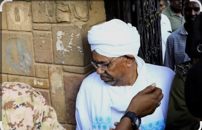 بعد تدهور حالته الصحية رويترز: نقل عمر البشير إلى الخرطوم لتلقي العلاج