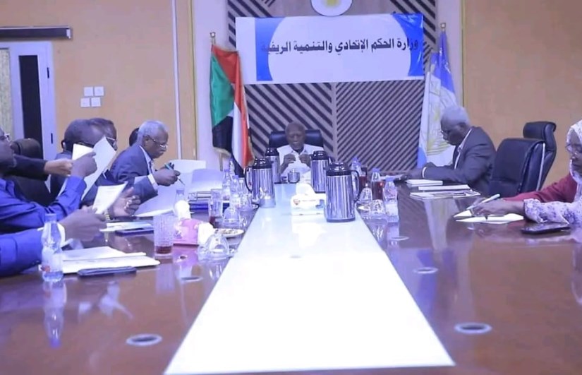 وزير الحكم الاتحادي يبحث تفعيل مفوضيات دارفور وخطط ما بعد التحرير