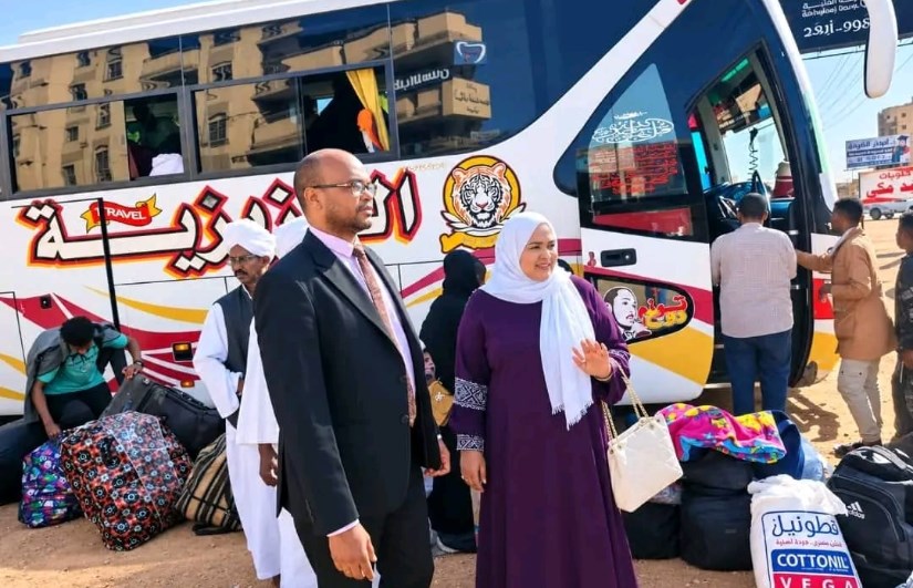 وزير التربية السوداني يستقبل أكثر من 500 عائد من مصر ضمن الفوج قبل الأخير لمنسوبي الوزارة