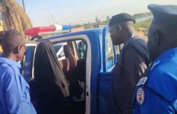 الشرطة تنقذ فتاة عشرينية 