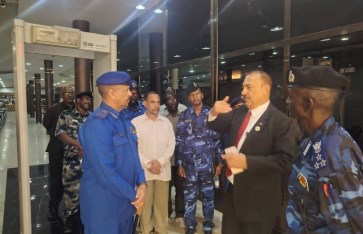 جولة تفقدية لمدير الجوازات بمطار الخرطوم