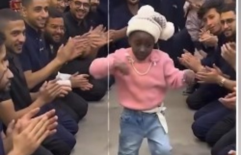 طفلة سودانية تخطو خطواتها الأولى 