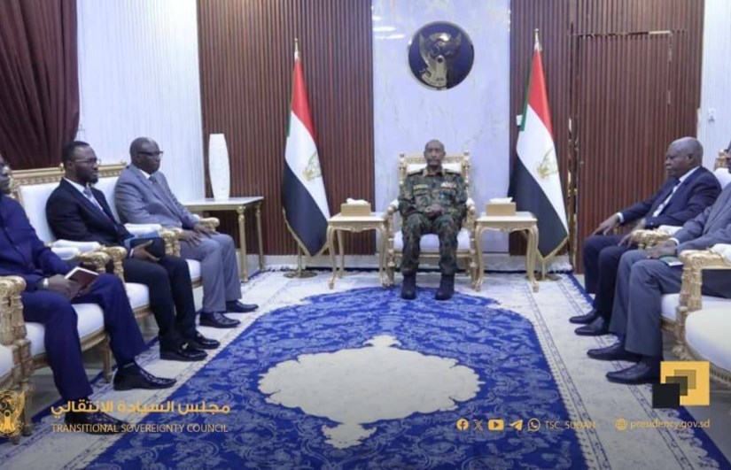 لقاء رئيس مجلس السيادة مع مدير جهاز المخابرات الغامبي