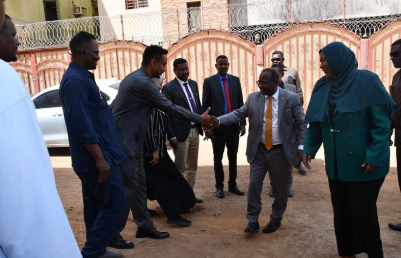 وزير العدل يتفقد إدارات الوزارة 