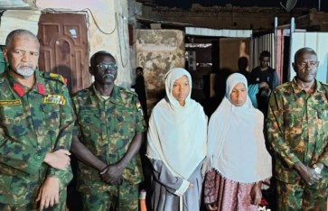 استشهاد 3من أسرة واحدة.. والي الخرطوم يزور أسر شهداء الكرامة باللاماب ويؤكد رعايتهم