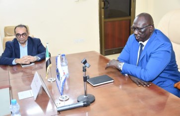 حاكم إقليم النيل الأزرق الفريق أحمد العمدة بادي خلال لقائه وفد شركة نبتة للتعدين