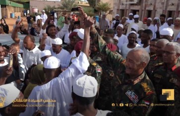 رئيس مجلس السيادة يشارك أهالي شمبات فرحة عيد الفطر