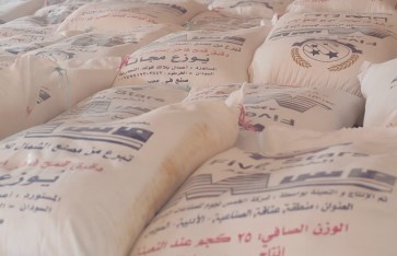توزيع كميات من الدقيق على الأسر المستضيفة للنازحين 