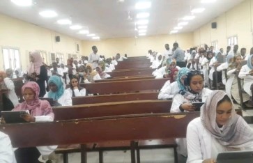 جانب من انطلاق الامتحانات
