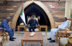جانب من اجتماع رئيس الوزراء 