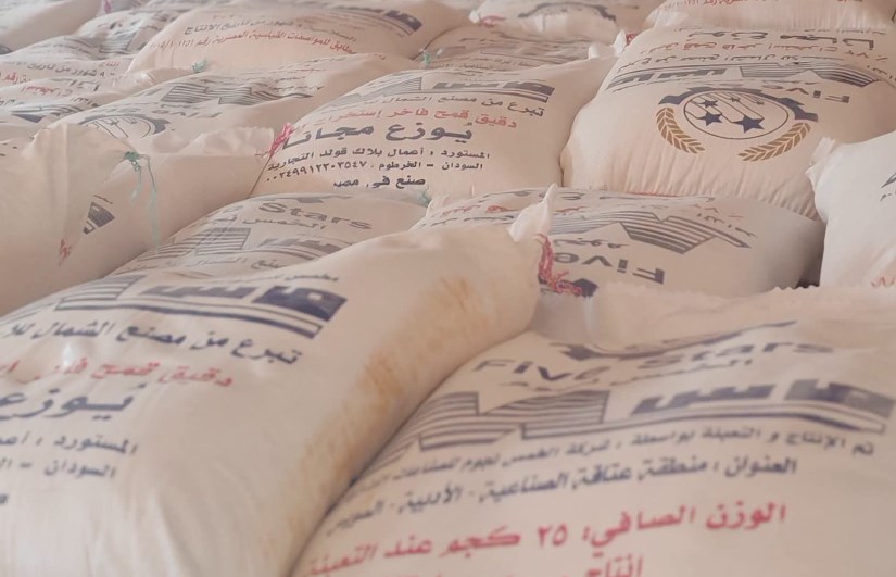 توزيع كميات من الدقيق على الأسر المستضيفة للنازحين 