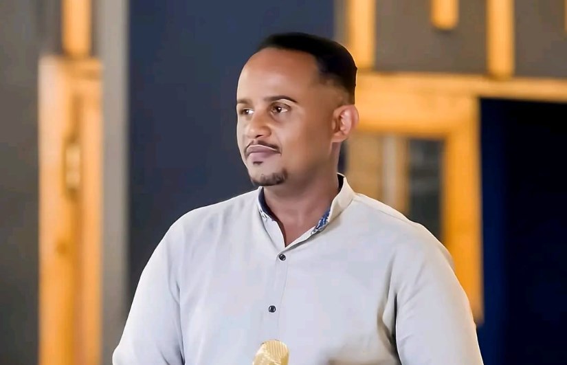 المذيع أبو بكر محمد مختار