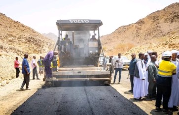 سفلتة عقبة ياس الرابطة بين بورتسودان وأبو حمد