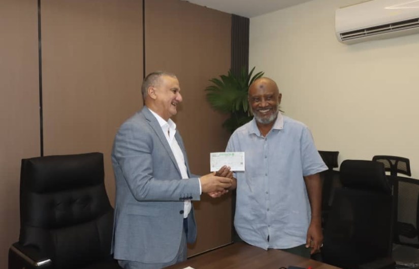 جانب من تسليم دعم مالي لمستشفيات الأطفال